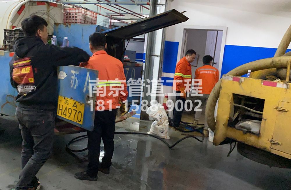 305鹭鸣苑地下室管道清洗